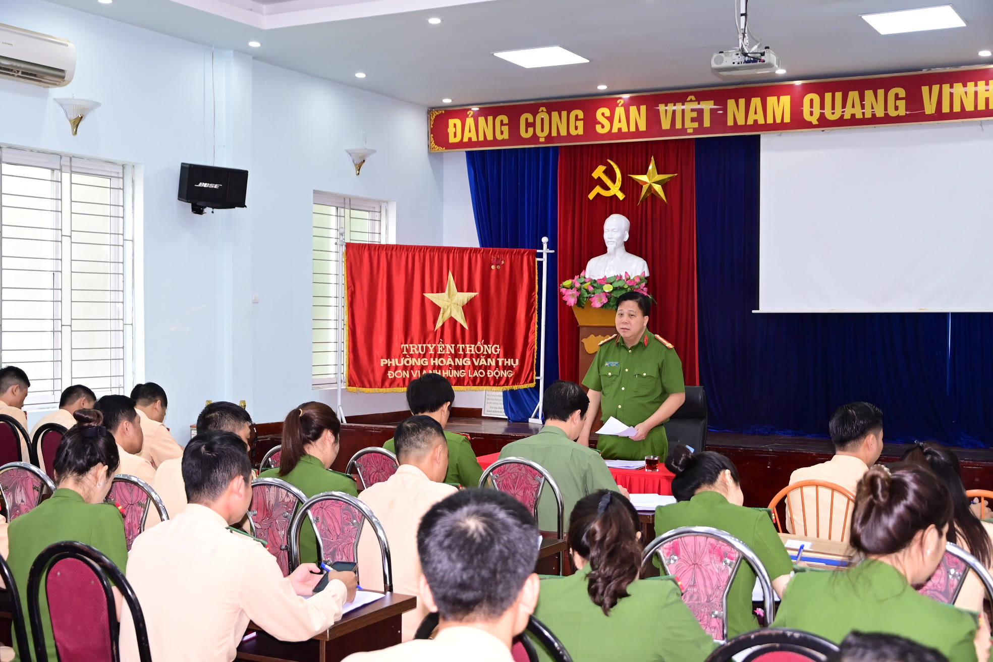 Đại tá Bùi Trung Thành - Phó Giám đốc CATP quán triệt công tác đảm bảo trật tự an toàn giao thông tại CAQ Hồng Bàng